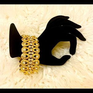 Beautiful gold rhinestone bracelet, stretches💕❤️